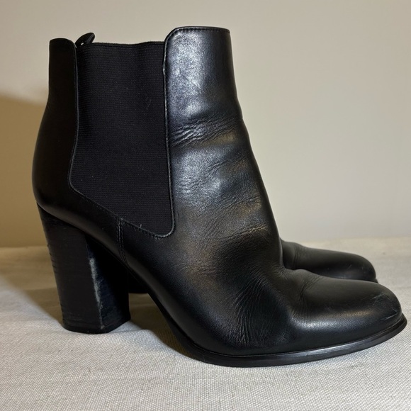 Michael Kors Women's 8.5 Lottie Bootie Black Leather Chelsea Chunky Heel Ankle - Picture 1 of 9